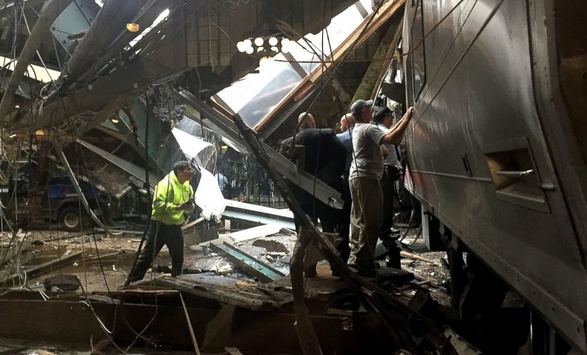 У США потяг врізався у станцію: троє загиблих, понад 100 людей поранено