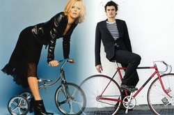 Звезды тоже люди: Яркие фотографии знаменитостей на велосипедах 
