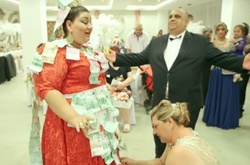 Циганське весілля у Словаччині: наречену засипали 500-євровими купюрами