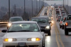 Поліція нагадала водіям, що з 1 жовтня потрібно вмикати фари