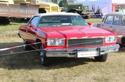 Автомобілі серед літаків: у столиці проходить масштабна виставка