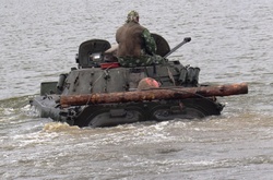 Українські військові форсували водні перешкоди. Фоторепортаж з навчань