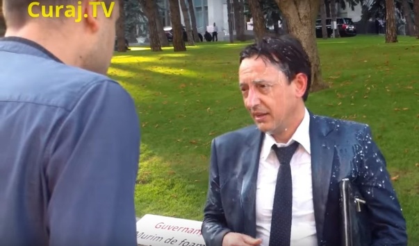 Активіст вилив відро молока на міністра фінансів Молдови