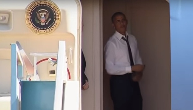 «Білл, підемо»: Обама втомився чекати Клінтона на борту №1
