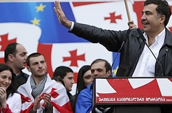  Партія Саакашвілі «Єдиний національний рух» (ЄНР) з незначним відривом в 0,6% випереджає політсилу «Грузинська мрія» 