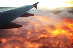Небо в огне: пассажир самолета зафиксировала, как облака превращаются в раскаленную лаву