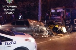 У Луцьку БМВ протаранив маршрутку: є жертви