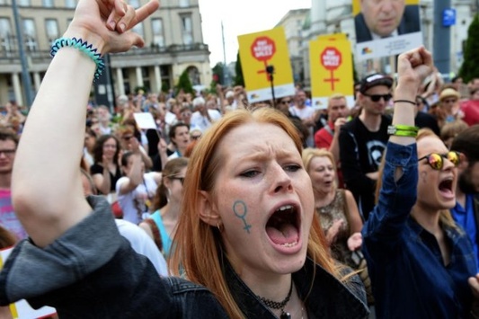 «Чорний понеділок»: у Польщі жінки масово протестують проти заборони абортів