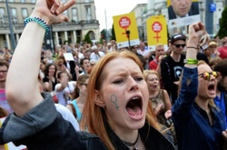 Польські чоловіки підтримали жінок у боротьбі проти заборони абортів