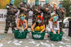   Американське посольство в Києві закидали доларами  