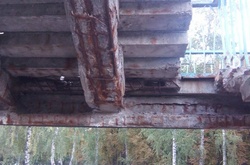 Пішохідний міст на Борщагівці може впасти на трамвайну колію