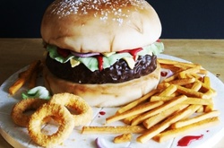 Звезда соцсетей: 24-летняя кондитер-самоучка делает торты в виде фастфуда