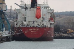  Судно стоїть у порту анексованої Керчі 