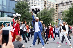 Политический флешмоб: сторонники Хиллари Клинтон станцевали посреди Нью-Йорка