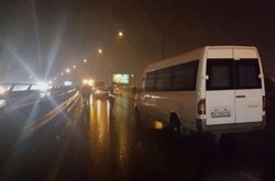 На Південному мосту мікроавтобус збив хлопця. Від удару тіло викинуло з мосту