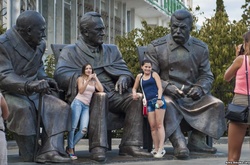 Як окупанти спотворюють Крим пам'ятниками Сталіну та Миколі II