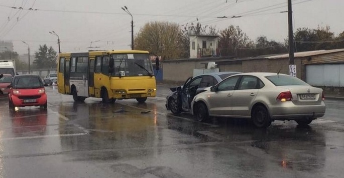 У Києві маршрутка протаранила дві машини