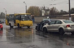 У Києві маршрутка протаранила дві машини