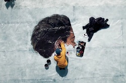 Гавайский художник нарисовал огромный портрет на льдине в Канаде