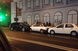 На Подолі водій врізався в припарковані авто