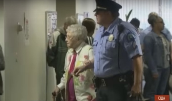 Поліція США затримала 102-річну бабусю на її власне прохання