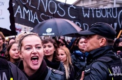 В найбільших містах Польщі пройшли протестні акції у зв'язку з законопроектом про повну заборону абортів
