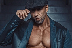 Заминировал самолет: рэпера Серегу задержали правоохранительные органы