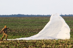 Як майбутні офіцери ВДВ з парашутами небо підкорювали