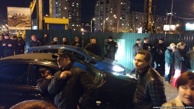 У Києві перекрили рух на Оболоні з вимогою зупинити будівництво ТРЦ 