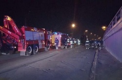 На Наддніпрянському шосе таксі врізалося у сміттєвоз: пасажирів легковика вирізали з авто