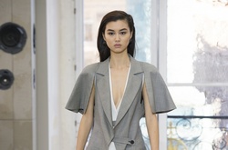 Показ Louis Vuitton на Вандомской площади: французский шик и безупречный крой 