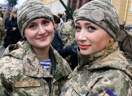 Більше тисячі жінок прийнято на військову службу за контрактом