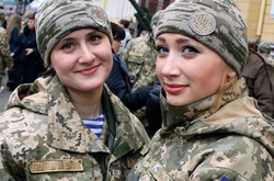 Більше тисячі жінок прийнято на військову службу за контрактом