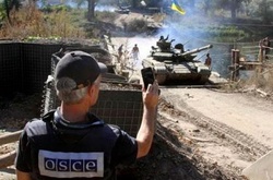 Як українські військові відводять зброю у Петрівському