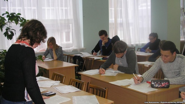 Волонтери у Дніпрі організували курси з української мови для переселенців 