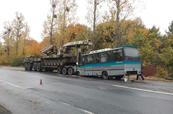 На Вінниччині автобус врізався у військовий тягач, постраждали 11 людей