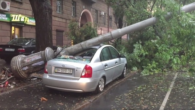Негода в Одесі: стовп розчавив автівку