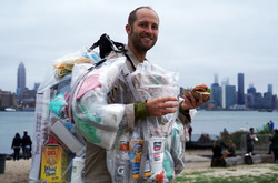 Разгуливая по улицам Нью-Йорка: американец создает мусор и носит его на себе