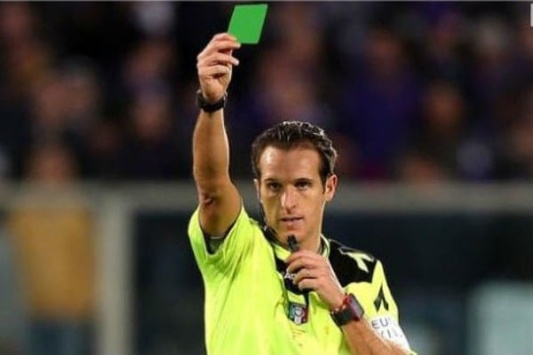 Вперше в історії футболісту показали зелену картку