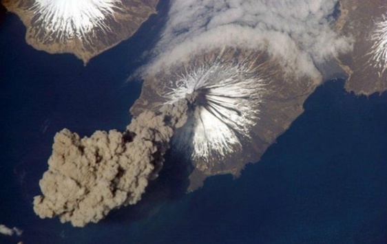 На Камчатці вулкан «чхнув» стовпом попелу на сім кілометрів
