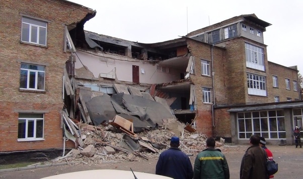 Обвал школи у Василькові: рухнула стіна заввишки дев’ять метрів