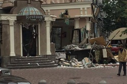 Вночі на вулиці Богдана Хмельницького знесли ресторан (ФОТО)