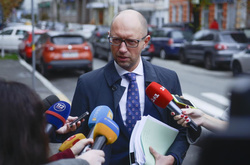 Лідер «Народного фронту» Арсеній Яценюк прибув до Генеральної прокуратури України для свідченьу справі щодо Майдану