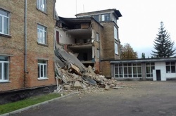 Обвал фасадної стіни школи у Василькові