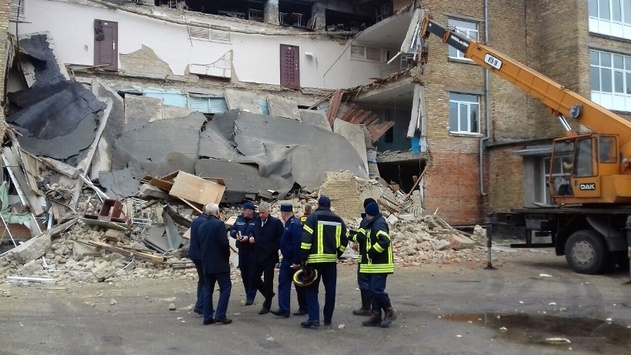 Рятувальники розібрали верхні поверхи васильківської школи