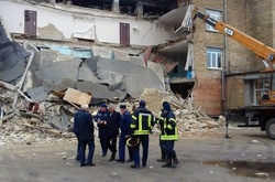 Рятувальники розібрали верхні поверхи васильківської школи