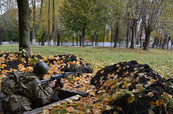 Як авіатори тренувалися відбивати напад на аеродром