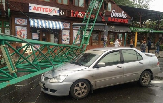 В Одесі будівельний кран упав на ресторан та магазин