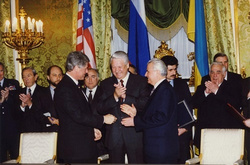 У 1994 році Україна, США, Росія і Велика Британія уклали Меморандум про гарантії безпеки у зв'язку з приєднанням України до Договору про нерозповсюдження ядерної зброї (Будапештський меморандум)