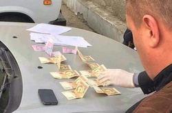 У ході обшуків у приміщеннях служби виявлено грошові кошти в сумі 34 тис. 300 грн та 100 дол